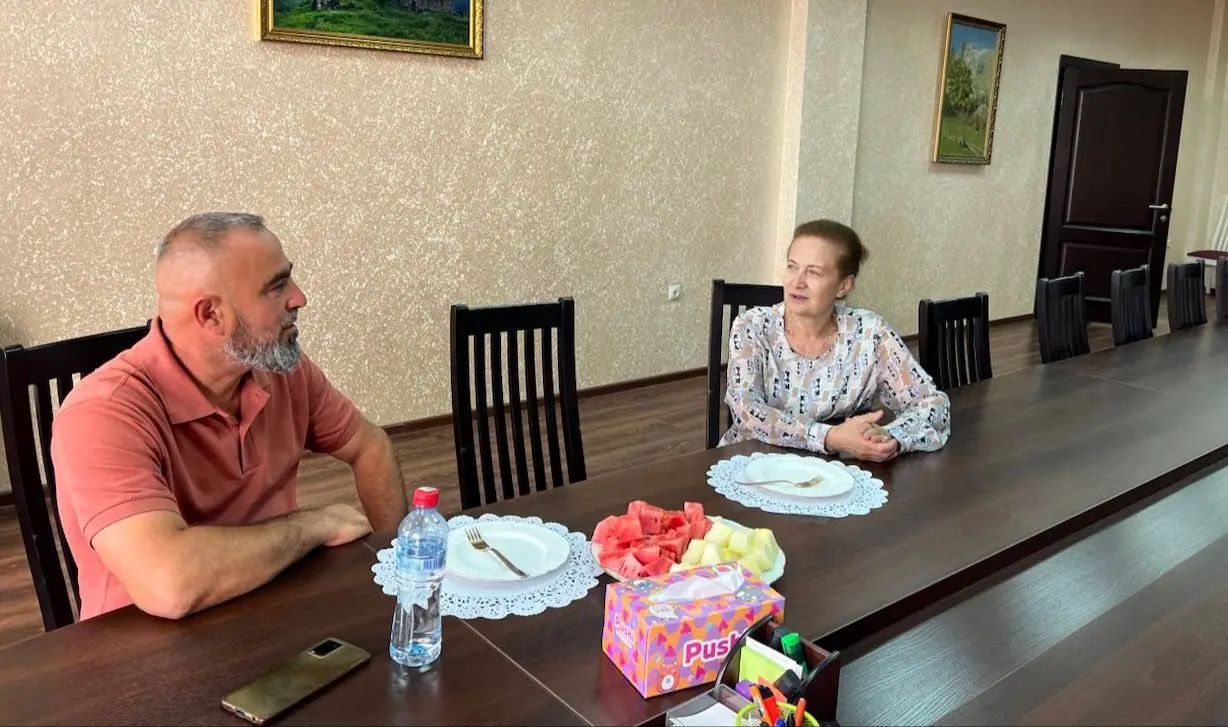 Госуниверситет Ингушетии и школа реставраторов «Наследие» будут сотрудничать   Ректор государственного университета республики Фатима Албакова провела рабочую встречу с директором школы каменщиков-реставраторов «Наследие» Рамзаном Султыговым. Об этом газете «Ингушетия» сообщили в пресс-службе вуза.  В ходе беседы стороны обсудили направления взаимодействия, включая организацию практики для учащихся по профилю «Реконструкция и реставрация архитектурного наследия».  «В школе «Наследие» обучают профессиональным навыкам, необходимым для сохранения и восстановления исторических объектов. Планируемое сотрудничество позволит студентам получить практический опыт и повысить уровень профессиональной подготовки», — подчеркнул собеседник издания.  Кроме того, Рамзан Султыгов по предложению ректора ИнгГУ вступил в ряды регионального отделения Русского географического общества.  Напомним, что школа каменщиков-реставраторов «Наследие» функционирует в горной части республики, а именно на территории башенного комплекса Нижний Пуй. Открыта она была в 2023 году благодаря договорённости между Главой субъекта Махмудом-Али Калиматовым и основателем группы «Сафмар» Микаилом Гуцериевым.   ПОДПИСАТЬСЯ  ПРЕДЛОЖИТЬ НОВОСТЬ