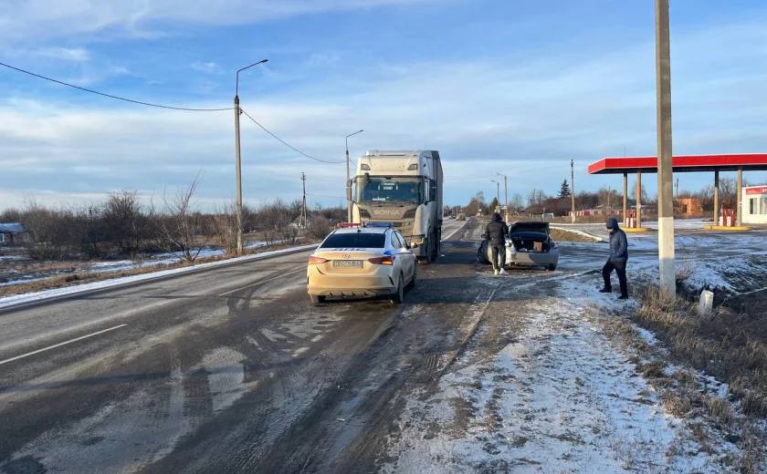 Под Тулой фура врезалась в легковую иномарку: пострадал ребенок  В ДТП на трассе в Тульской области пострадал маленький ребенок. Авария случилась днем 5 января на 63-м километре автодороги «Лопатково-Ефремов» в Каменском районе. По предварительным данным региональной Госавтоинспекции, водитель фуры выехал на встречную полосу и врезался в легковую Honda Accord, сворачивавшую налево.   Травмы получил десятилетний мальчик. Ребенку оказали медицинскую помощь на месте и отпустили — госпитализация в больницу не понадобилась. «В момент ДТП ребенок находился в автомобиле сзади слева и был пристегнут ремнем безопасности», — уточнили в ГАИ.  Источник Тула пресса