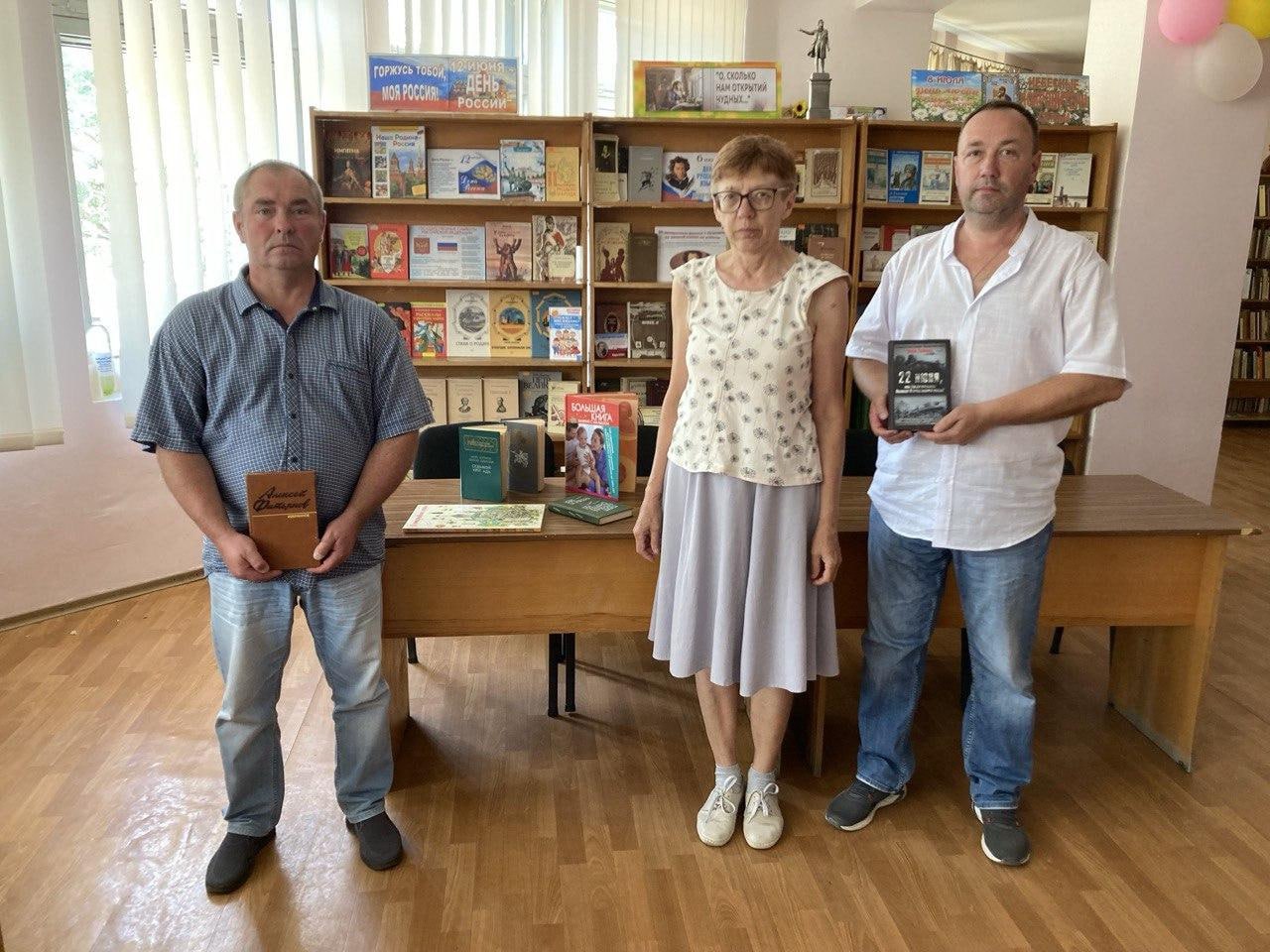 Рязанская область пополняет фонды Новокаховской библиотеки Представители региона-шефа Рязанской области посетили библиотеку Новой Каховки. Несмотря на высокий интерес местных жителей, учреждение испытывает серьёзный дефицит книжных изданий. Фонды нужно пополнять. Рязанцы зафиксировали основные потребности и сразу же передали библиотеке в дар детские, художественные и классические произведения, среди которых особое место заняла книга о поэте Сергее Есенине, который является уроженцем региона-шефа. Сотрудники библиотеки выразили признательность за оказанную помощь. Рязанская область активно поддерживает культурное и социальное развитие херсонских муниципалитетов, поставляя гуманитарную помощь и оказывая адресную поддержку.