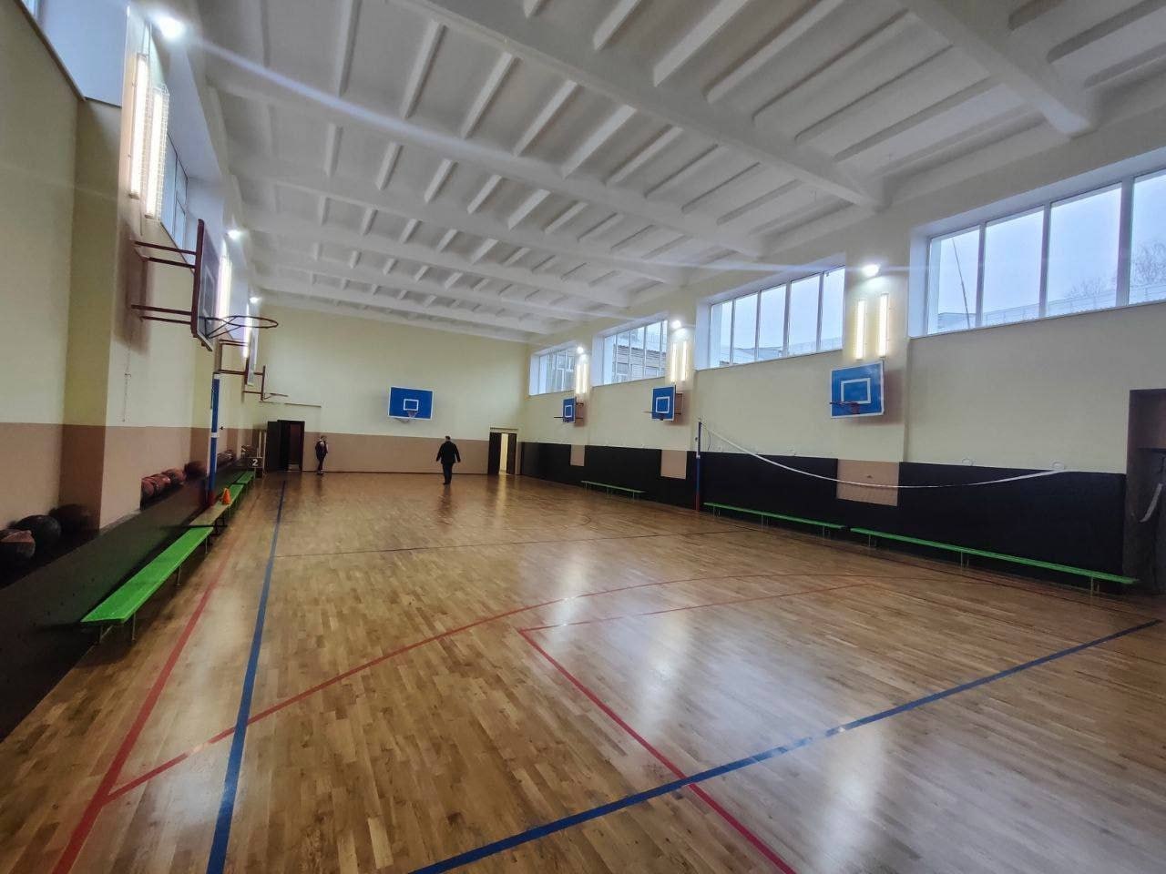 В Кировской области с школы через суд взыскали 100 тысяч рублей в пользу 13 летней ученицы которая получила травму на уроке физкультуры Инцидент произошел в апреле 2025 года в Куменском районе Девочка сломала лучевую и локтевую кости руки Прокуратура установила что учитель не обеспечил должный контроль за детьми и правильностью выполнения упражнений Подписаться