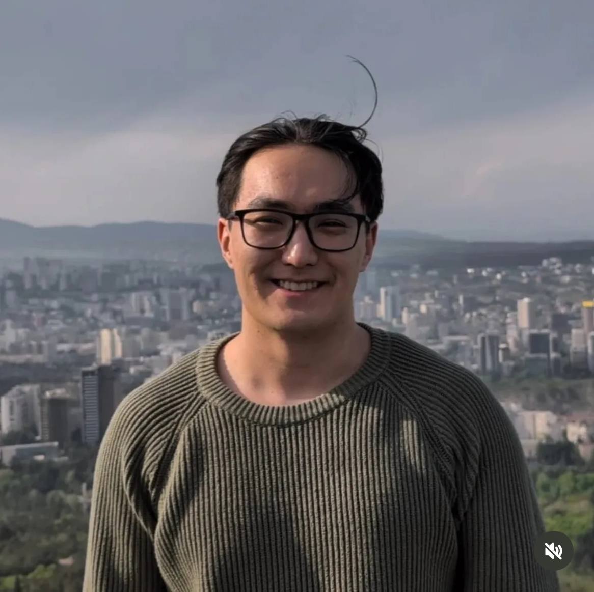 В Тбилиси пропал человек.  В последний раз 27-летнего казахстанца Чингиза Муссадилова видели ночью с 31 июля на 1 августа возле клуба Laila на проспекте Руставели.     «Пил с другом, с бородатым казахом по имени Темирлан и пропал около 5:00. После этого он не пришел домой и не вышел на работу не предупредив  на него это вообще не похоже », — говорят его друзья и коллеги.     До Чингиза не доходят звонки и сообщения. Заявление в полицию уже написано. Но время играет очень важную роль, говорят близкие пропавшего мужчины.    Особые приметы: носит очки для зрения. Рост 170 см, среднего телосложения, волосы чёрные с сединой, глаза зелёно-карие. Был одет в тёмно-зелёную рубашку  лён, короткие рукава  и тёмно-серые брюки. Просьба сообщать любую информацию:    по телефону +995591018578;    Whatsapp:  +7 707 469-51-63,  +7 707 947-76-48.  Сайт / Телеграм / Инстаграм / YouTube