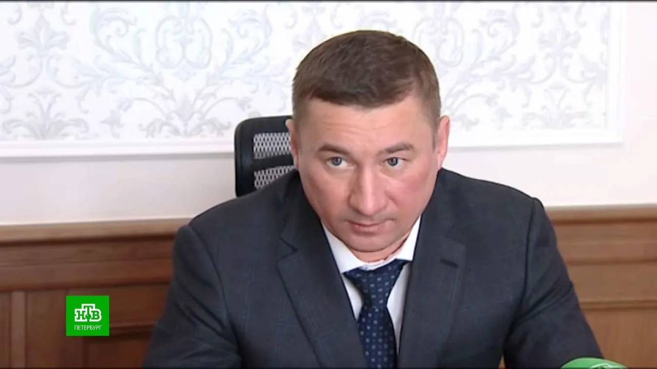 Экс чиновника Смольного Ивана Громова приговорили к 6 годам и 3 месяцам за мошенничество и хищение бюджетных средств Его брата Павла к 5 годам и 10 месяцам Однако Смольнинский районный суд учел время проведенное братьями в СИЗО и под домашним арестом В колонию общего режима они не отправятся Громовы стали главными обвиняемыми в мошеннической схеме когда бюджетные средства выделенные комитету по информатизации и связи утекали в офшоры А все работы выполнялись самими чиновниками Деньги для подрядчиков попросту были украдены Ущерб в 240 млн рублей компенсировал в основном сам Иван Громов Его судили как бывшего главу председателя комитета по информатизации и связи Позднее он возглавлял Петроградский и Калининский районы Все участники суда а это 14 фигурантов полностью признали вину Подписаться на НТВ Петербург МАКС