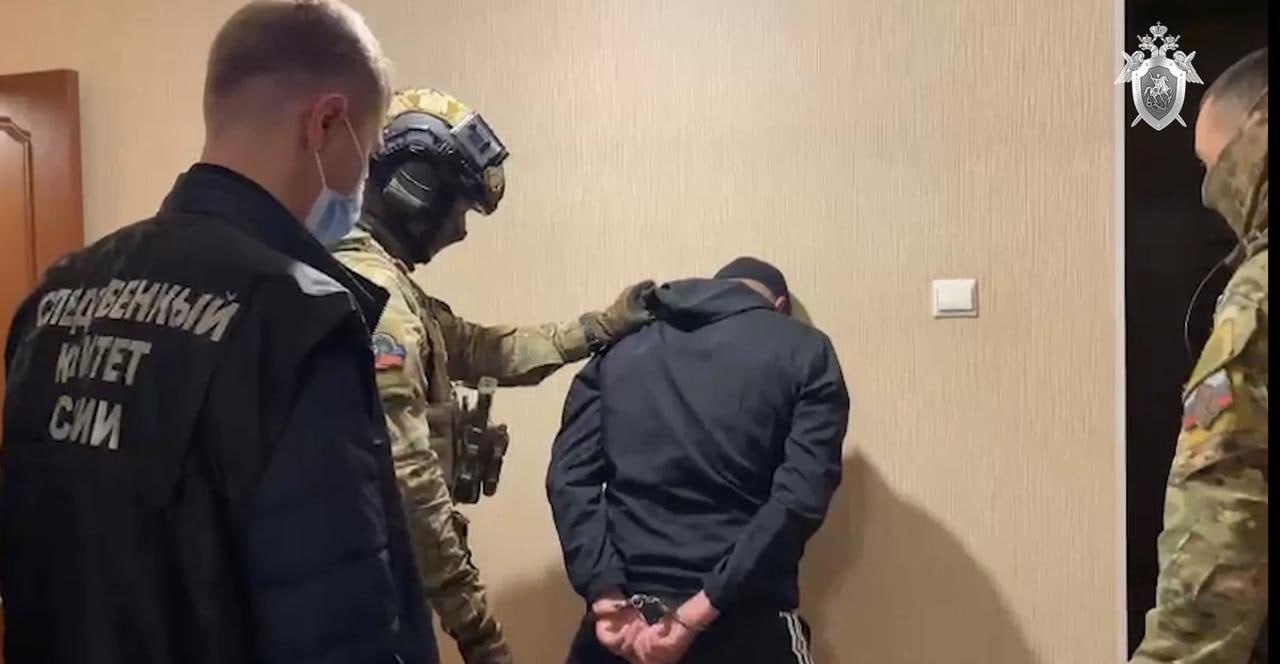 В Ростове-на-Дону мужчину осудили за хранение гранат и оружия у себя дома. Железнодорожный районный суд признал 39-летнего Владимира Аллайгаджиева виновным в хранении оружия и боеприпасов. По данным УФСБ по Ростовской области, он держал у себя дома две боевые гранаты Ф-1 и два взрывателя УЗРГМ, а также огнестрельное оружие и патроны. Всё это мужчина, по данным силовиков, приобрёл незаконно. Чем именно он собирался пользоваться находками — неизвестно. Но теперь этим займётся колония общего режима: Аллайгаджиеву дали 2 года и 2 месяца. Апелляция ничего не изменила — Ростовский областной суд оставил приговор в силе. Как думаете, сколько ещё таких "коллекционеров" живёт по соседству? Ставьте смайлы, если тоже считаете, что гранатам не место в квартире. Скидывайте пост друзьям — пусть знают, с кем могут жить по одной лестничной клетке. Подписаться