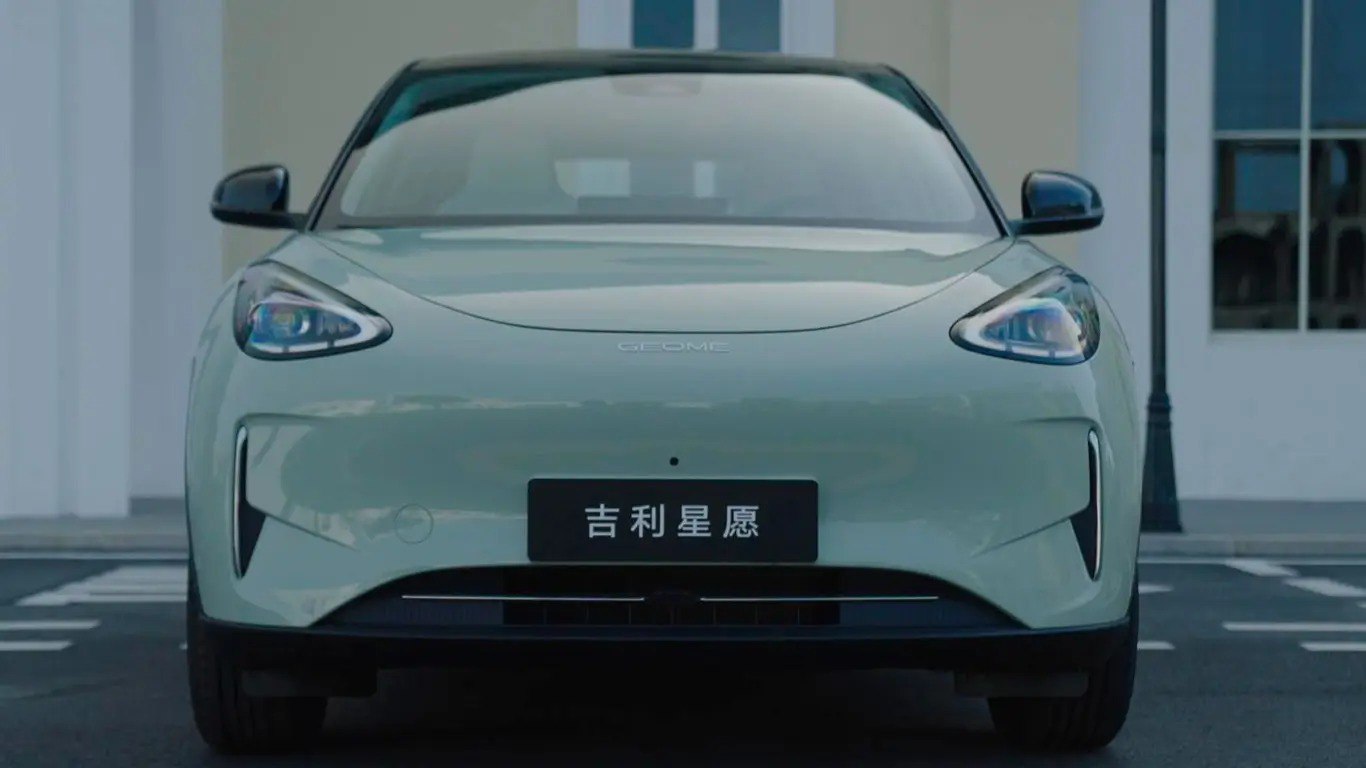 Geely Xingyuan начнут собирать в Беларуси вместо электрического Coolray Хэтчбек Geely Xingyuan считается самым востребованным электромобилем на китайском рынке Об этом сообщает портал av by На заводе Белджи в Минской области недавно завершилась масштабная модернизация благодаря которой производственные мощности выросли до 120 тысяч автомобилей в год Это позволит расширить модельный ряд и вывести на конвейер сразу несколько новинок Гендиректор предприятия Геннадий Свидерский подтвердил что в ближайшее время будет сертифицирован гибридный кроссовер Belgee X80 Ожидается что первые автомобили сойдут с конвейера уже в третьем квартале 2025 года Запас хода гибрида превысит 900 км а в будущем кроссовер может выйти и на российский рынок Однако ключевым событием станет появление Geely Xingyuan который заменит проект электрического кроссовера Belgee EX50 на базе Geely Coolray Последний по сообщениям так и не выйдет в продажу Geely elektrocarsgo