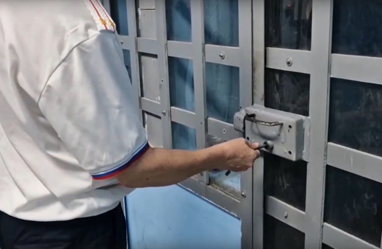 В Новороссийске перед судом предстанут обвиняемые в краже Двое 19-летних местных жителей похитили из магазина аксессуар для персонального компьютера. Следственным подразделением отдела полиции Центрального района Управления МВД России по городу Новороссийску завершено расследование уголовного дела, возбужденного в отношении двух 19-летних жителей города по признакам преступления, предусмотренного частью 2 статьи 158 УК РФ «Кража». По данным следствия, обвиняемые похитили из магазина оргтехники игровую компьютерную мышь. Воспользовавшись тем, что за ними никто не наблюдает, злоумышленники достали игровую мышь из упаковки и переложили в сумку. Обвиняемые скрылись с похищенным имуществом. Сумма ущерба составила 7000 рублей. Оргтехнику похитители сдали в комиссионный магазин. Вырученные деньги потратили на собственные нужды. На период предварительного следствия обвиняемым избиралась мера пресечения в виде подписки о невыезде и надлежащем поведении. В настоящее время уголовное дело с утвержденным обвинительным заключением направлено в суд для рассмотрения по существу. Санкции инкриминируемой статьи предусматривают максимальное наказание в виде лишения свободы на срок до пяти лет. Пресс-служба УМВД РФ по г. Новороссийску
