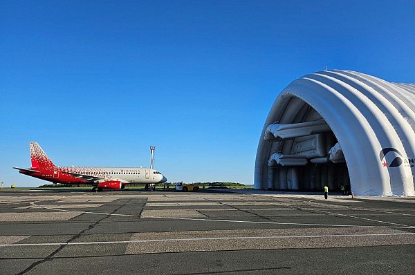 «Яковлев» запустил линейную станцию технического обслуживания самолетов SSJ-100 в аэропорту Самары Компания «Яковлев» входит в ОАК Госкорпорации Ростех ввела в эксплуатацию пневмокаркасный ангар линейной станции технического обслуживания в самарском Международном аэропорту Курумоч. Объект стал самым большим подобным сооружением в Европе. Здесь будет организовано техническое обслуживание воздушных судов, в том числе российских ближнемагистральных самолетов SSJ-100, а в перспективе и среднемагистральных МС-21. Об этом сообщает AVIA.RU. В мероприятии по открытию станции приняли участие вице-губернатор Самарской области Вячеслав Романов, замглавы Росавиации Андрей Добряков, генеральный директор авиакомпании «Россия» Ян Бург, исполнительный директор международного аэропорта «Курумоч» Михаил Берман. aviaru.net/n283186