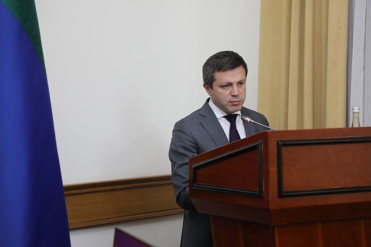 4 9 млн сигарет изъято из незаконного оборота в Дагестане в 2025 году Об этом руководитель Минпромторга Дагестана Низам Халилов доложил премьер министру Абдулмуслиму Абдулмуслимову на итоговом заседании Комиссии по противодействию незаконному обороту промышленной продукции В сфере легализации рынка табака по данным МВД по РД за 3 квартала 2025 года в Дагестане в сфере нелегального оборота табачной продукции составлен 31 протокол об административном правонарушении и 15 уголовных дел из незаконного оборота изъято 4 9 млн шт сигарет Также за 11 месяцев выявлено 50 преступлений по направлению алкогольной продукции Направлено в суд 50 уголовных дел к уголовной ответственности привлечены 44 лица Из незаконного оборота изъято около 8 тыс бутылок алкогольной продукции и 2 5 тыс литров спиртосодержащей жидкости На общую сумму 19 7 млн рублей