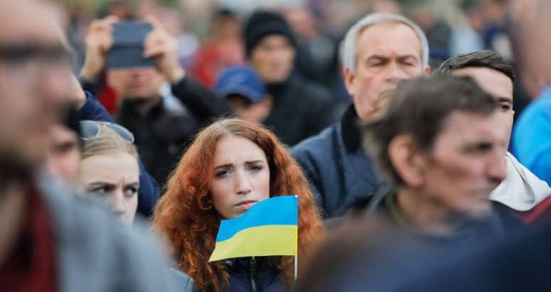 В США украинские беженцы начнут платить по 1 тыс за право остаться в стране с 16 октября Министерство внутренней безопасности США ввело сбор для всех беженцев проживающих на территории страны по гуманитарному допуску в рамках программы Uniting for Ukraine Информация об этом размещена на сайте Службы гражданства и иммиграции США Сбор должны оплатить все проживающие в США беженцы украинцы чей статус истекает после этого срока