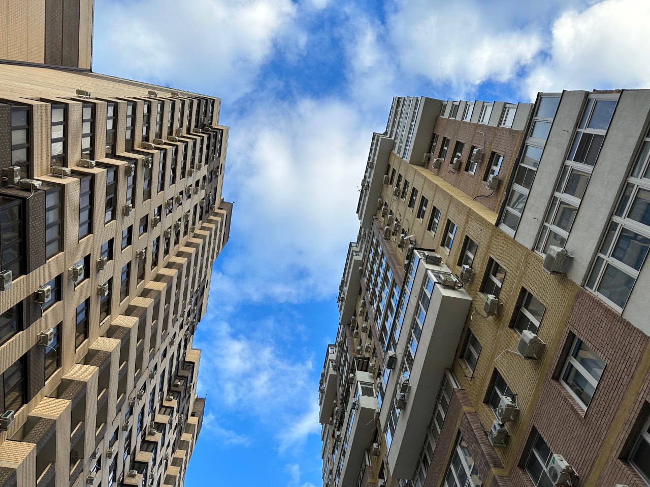 Цена 1 кв метра малогабаритных квартир на вторичном рынке Краснодара составила 141 5 тысяч рублей в 2025 году Это на 18 7 больше чем годом ранее Стоимость малогабаритной квартиры на вторичке Краснодара увеличилась на 16 за год до 3 6 млн рублей В целом по России рост цен за 2025 год оказался втрое меньше чем за 2024 Но все же малогабаритки подорожали больше чем обычные квартиры Это неудивительно в условиях отсутствия доступного кредитного плеча в первую очередь продаются самые бюджетные варианты Так что спрос на них относительно высокий а вымывание самых дешевых объектов повышает планку средней цены отметил генеральный директор федерального портала Мир квартир Павел Луценко В Сочи 1 кв метр такого жилья вырос на 10 3 за год до 343 8 тысяч рублей По цене квадрата город занял второе место среди 70 городов РФ Стоимость малогабаритной квартиры в Сочи составила 8 4 млн рублей в 2025 году на 8 4 выше чем в 2024 м Стройка