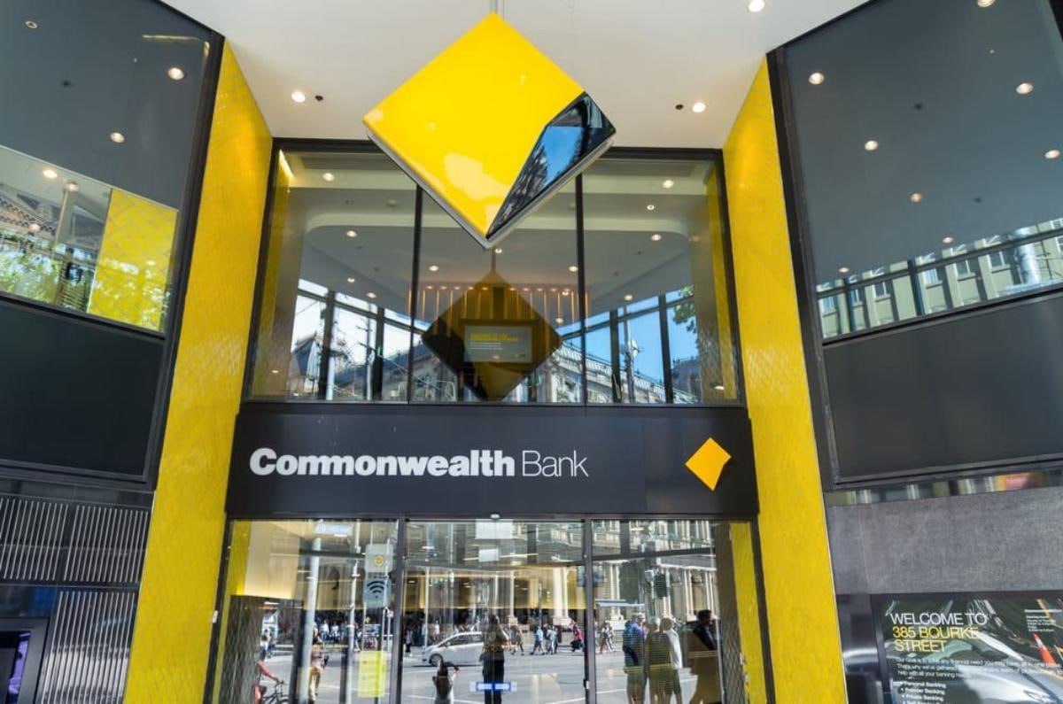Банк заменил сотрудников на ИИ а теперь пытается их вернуть В июле Commonwealth Bank of Australia сократил 45 сотрудников клиентской поддержки из за внедрения голосового чат бота В банке заявляли что благодаря технологии количество звонков в кол центр сократилось на 2 тыс в неделю Уволенные же сотрудники вместе с профильным профсоюзом обратились в суд Они заявили что банк солгал так как на самом деле после внедрения чат бота звонков стало больше а людей заставляли работать сверхурочно подключая даже менеджеров В итоге суд встал на сторону профсоюза и банку пришлось извиниться перед уволенными сотрудниками Представители банка сообщили что все уволенные могут вернуться на прежние или даже новые должности Тем же кто не захочет выплатят компенсацию Подробнее