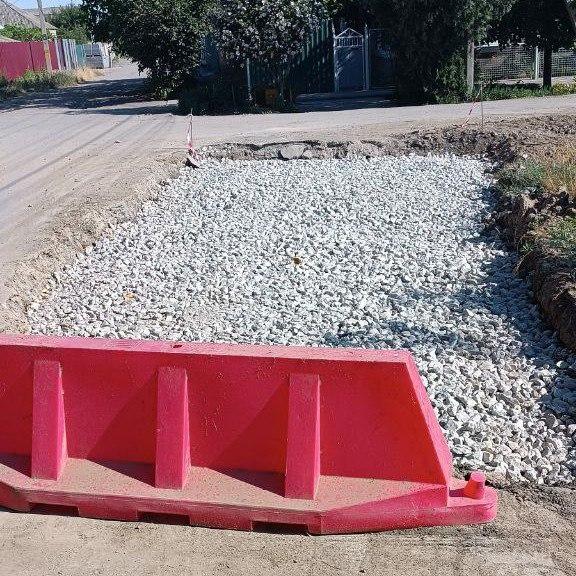 В Геническе на улицах Геройская и Казацкая начали восстанавливать дороги после прокладки газопровода  Ранее организация ООО «Р-Строй» проводила на этом участке работы, но благоустройство после них было выполнено не полностью. Это вызвало неудобства для жителей и гостей города, а также ухудшило внешний вид улиц.  Глава Генического округа Юлия Семякина поручила отделу ЖКХ и благоустройства добиваться от подрядчика устранения дефектов. Сейчас ООО «Р-Строй» приступило к ремонту асфальта и приведению в порядок прилегающих территорий.
