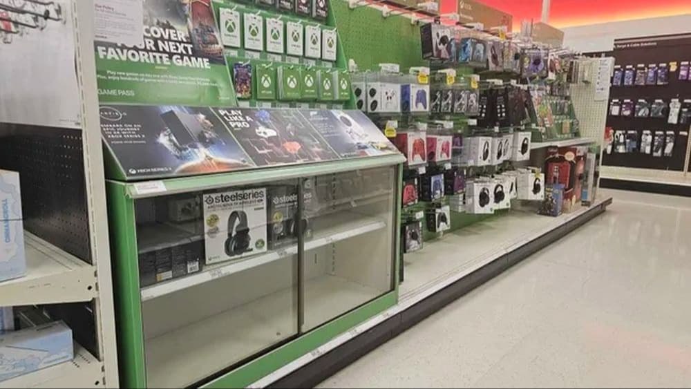 Что на самом деле происходит с Xbox в крупных магазинах Комментарий Microsoft В сети разгорелись слухи о конце Xbox и якобы массовом снятии консолей и игр Microsoft с полок магазинов Сообщалось что крупные сети вроде Costco Target и Walmart якобы убирают Xbox оставляя только продукты PlayStation и Nintendo Игроки восприняли это как сигнал что традиционный Xbox может исчезнуть с рынка