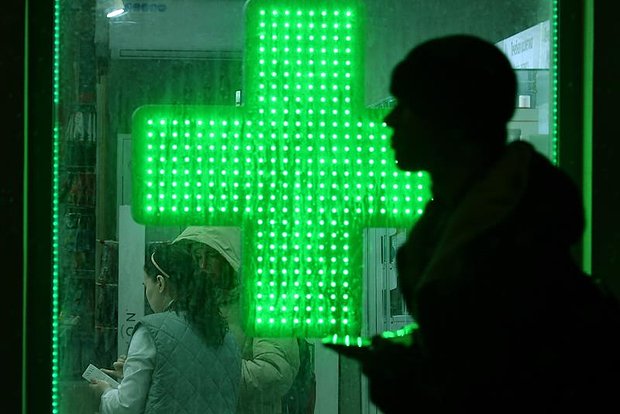 ФАС проведет расследование из-за роста цен на лекарства в России. Об этом заявил замглавы ведомства Тимофей Нижегородцев Поводом для проведения подобного мероприятия послужили факты роста розничных цен на лекарства, не входящие в список жизненно необходимых и важнейших. Расследование затронет многие отечественные фармкомпании, пояснил Нижегородцев. Многие компании, возможно, столкнутся сейчас с нашим вниманием и с нашими расследованиями, — резюмировал замглавы ФАС. Он выразил надежду, что такая мера поспособствует охлаждению внутреннего рынка лекарств после «ценового перегрева». Попытки ряда российских компаний поднять розничную стоимость препаратов вызывает «большую озабоченность» ФАС. Подобным образом они хотят отбить затраты на маркетинг и «другие истории», посетовал он. Борьба с такого рода практикой станет для ведомства одной из главных задач, заключил замглавы ФАС.
