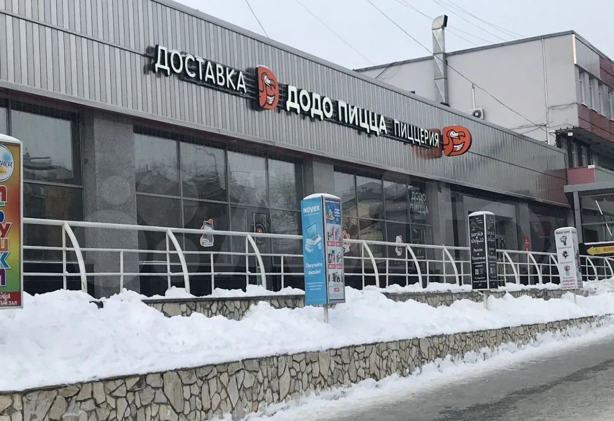 ТЦ Норд Вест в Барнауле выставили на продажу почти за миллиард рублей Нынешний собственник запросил цену 975 млн рублей 150 тысяч рублей за квадратный метр Общая площадь здания составляет 6500 квадратных метров Объект продаётся как готовый арендный бизнес с уже сформированным пулом арендаторов просторными торговыми площадями и высокими потолками В мае 2023 года здание торгового центра пережило пожар Огонь повредил фасад и часть торговых площадей Фото Авито