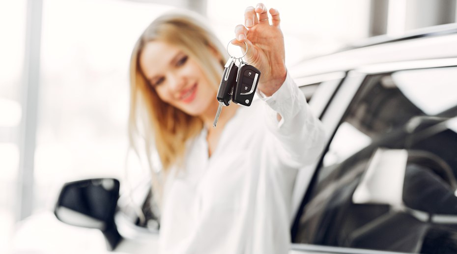 Покупать автомобили с рук стало очень опасно Продавцы используют схему Долиной В Самаре разворачивается судебная тяжба которая стала новым проявлением печально известной схемы Долиной На этот раз под ударом оказался не объект недвижимости а автомобиль и одна из сторон конфликта участник СВО находящийся на фронте 57 летняя Елена продала свой автомобиль Kia Soul за 850 тысяч рублей но спустя несколько месяцев подала иск о признании сделки недействительной Женщина утверждает что действовала под влиянием мошенников и не отдавала себе отчёта в своих действиях подтвердив это медицинскими документами Она требует вернуть не только автомобиль но и запасные колёса переданные при продаже Покупатель уже успел перепродать машину Её последним владельцем стал местный житель Владислав который после покупки ушёл на фронт Теперь Елена пытается добиться рассмотрения дела в суде без его участия в то время как Владислав направляет обращения с просьбой дождаться его возвращения iguides