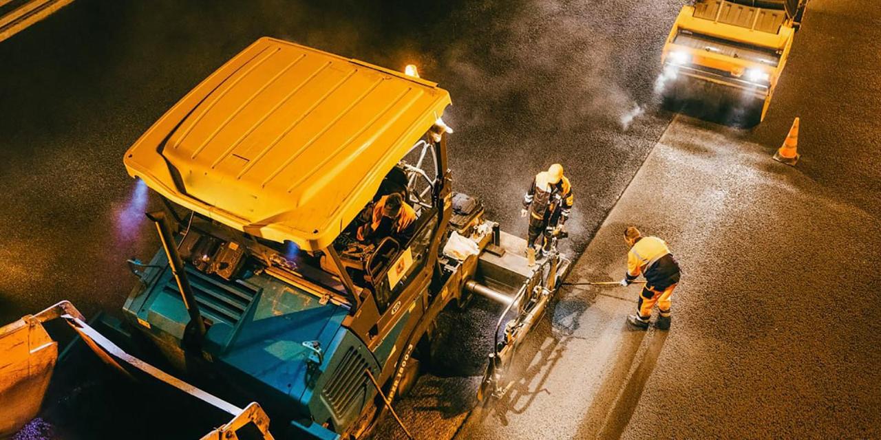 На МКАД обновят асфальт. Работы запланированы на 25 участках, в том числе на транспортной развязке на Варшавском шоссе, внешнем кольце с 10-го по 13-й км и с 92-го по 95-й. Ремонт будут проводить преимущественно в ночное время с частичным ограничением движения.