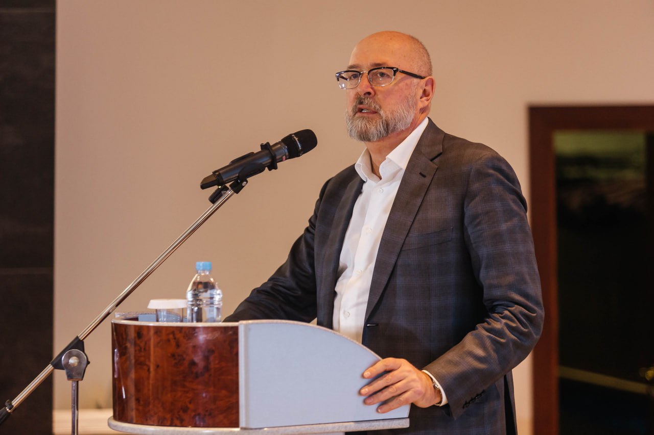 Идеологической рамкой электорального цикла остается приоритет сохранения и развития российской цивилизации национального суверенитета и стабильности Александр Харичев начальник Управления Президента РФ по вопросам мониторинга и анализа социальных процессов 2026 й год станет прежде всего годом выборов в Государственную Думу Параллельно состоятся выборы высших должностных лиц в 10 субъектах еще в 39 регионах выберут депутатов местных парламентов и в 10 депутатов административных центров То есть будет масштабный избирательный цикл Ключевой новеллой станет появление в парламенте семи депутатов одномандатников представляющих исторические регионы Порядка 10 миллионов человек впервые примут участие в выборах федерального уровня Среди них будут и молодые люди достигшие совершеннолетия поколение бэби бума впервые придет на избирательные участки К ним присоединятся жители исторических регионов Что же определит характер кампании 1 Влияние внешнеполитического и экономического контекста Очень многое будет зависеть от того закончится ли специальная военная операция и как будет развиваться экономка России При этом политическая система России демонстрирует высокую эффективность и устойчивость перед вызовами Общенациональная консолидация вокруг курса Президента подтверждается электоральными результатами Парламентский ландшафт представлен устойчивой партийной пятёркой чья активность отражает запросы абсолютного большинства граждан 2 Технологическая трансформация электорального процесса Искусственный интеллект и другие технологические решения наложат серьёзный отпечаток на ход выборов Продолжится тренд на повышение безопасности и удобства избирательной системы Ожидаем что почти половина регионов будет использовать дистанционные формы голосования так как эти меры во первых безопасны а во вторых удобны для граждан Безусловно будет использовано голосование по месту жительства и Информ УИК 3 Социальные проекты и технологии будут главенствовать В 2026 году социальные технологии и социальные проекты будут преобладать Для меня пример социального проекта это Бессмертный полк который помогает сохранить историческую память Пример решения проблемы проект На Севере жить который начинался как предвыборный а трансформировался в комплексную систему развития области Социальные проекты будут необходимы если мы представляем что Россия должна быть сильной современной удобной для жизни страной с равными возможностями для каждого Идеологической рамкой электорального цикла останется приоритет сохранения и развития российской цивилизации национального суверенитета и стабильности Предстоящие выборы станут очередным этапом легитимного волеизъявления граждан и укрепления национального единства IX Конгресс РАПК