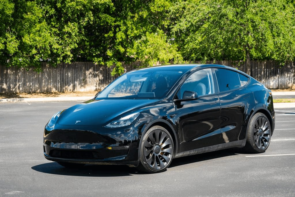 Будущее все ближе: Tesla с автопилотом впервые сама доехала до покупателя прямо с завода. При этом сделала она это раньше положенного, сообщил в соцсети X Илон Маск. «Первая полностью автономная доставка Tesla Model Y с фабрики до дома покупателя через город, в том числе по автомагистралям, была завершена на день раньше запланированного срока!» — написал миллиардер. Предприниматель подчеркнул, что в автомобиле при доставке его клиенту никого не было и никакие удаленные операторы машину не контролировали. Маск пообещал, что в ближайшее время выложит видеозапись прибытия электромобиля к покупателю.