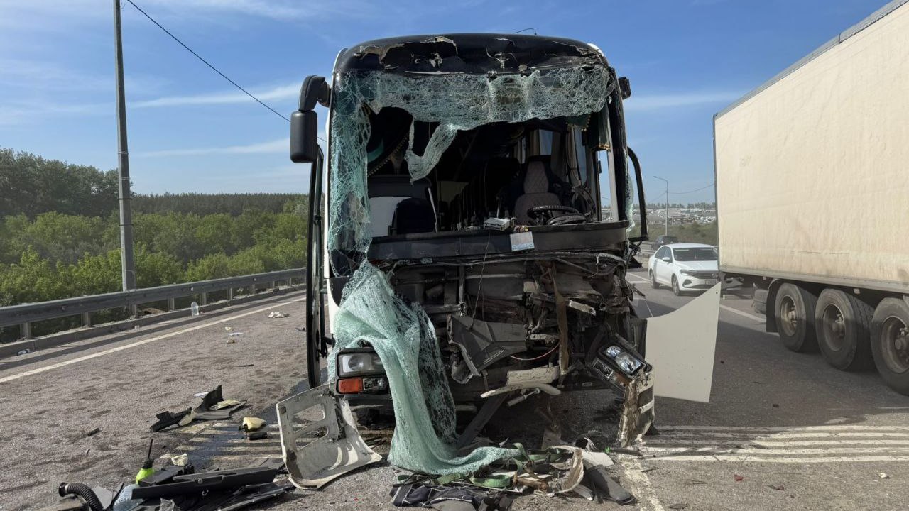 14 человек пострадали в столкновении фур и автобуса в Рамонском районе Авария произошла в 14:50 на 481-м километре трассы М-4 «Дон». Водитель рейсового автобуса МАН не выдержал безопасную дистанцию и врезался в грузовик Dongfeng, а тот отбросило на КамАЗ. Предварительно, в автобусе находилось 40 человек. Водители Dongfeng и МАНа, а также 12 пассажиров автобуса получили травмы. Их госпитализировали.