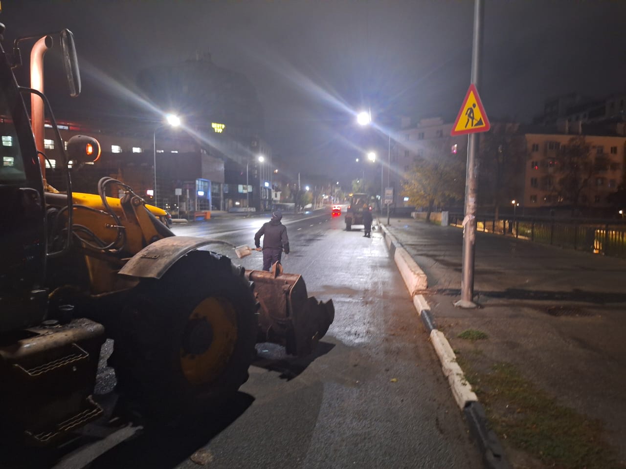 Дирекция благоустройства продолжает работы по уборке города. В ночное время городские дороги подметают – во всех районах работает подметально-уборочная техника. Грунтовые наносы в ночь на 25 октября убирали на участках улиц Урицкого от Есенина до Газетного переулка и в обратном направлении обратно до Есенина, Горького от Циолковского до Ленина и в обратном направлении до Циолковского, Рязанская от 3-го Нефтезаводского проезда до Окружной дороги  одна сторона .