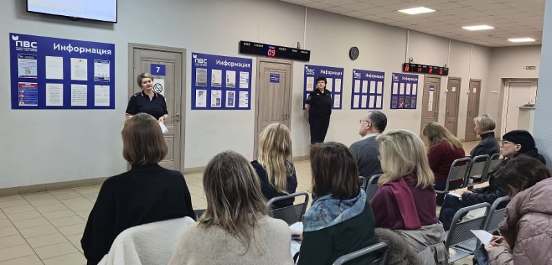 Сотрудники УВМ УМВД России по Ярославской области провели рабочую встречу с представителями образовательных организаций высшего образования На площадке филиала ФГУП ПВС МВД России полицейскими проведена рабочая встреча с представителями 10 высших учебных заведений в том числе состоящих на учете в УВМ УМВД России по Ярославской области в качестве приглашающей стороны иностранных граждан и лиц без гражданства В ходе встречи представителям ВУЗов разъяснены положения Федерального закона от 25 07 2002 115 ФЗ О правовом положении иностранных граждан в Российской Федерации Особое внимание правоохранителями уделено вопросу приема в образовательные учреждения иностранных граждан прибывающих в Российскую Федерацию из стран со сложной военно политической и социально экономической ситуацией разъяснены возможные последствия за совершение правонарушений в сфере нарушения миграционного законодательства Российской Федерации включая административную и уголовную ответственность Подробнее читайте на официальном сайте Подписаться на нас в МАХ Полиция ЯрославскаяОбласть 76мвд Информация УВМ РабочаяВстреча