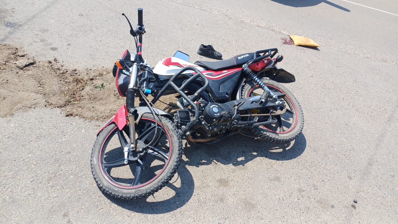 В Красногвардейском округе в результате автоаварии пострадал несовершеннолетний водитель мопеда По предварительным данным, 30 июля примерно в 11 часов в селе Красногвардейском, водитель автомобиля Лада Ларгус, при выезде с прилегающей территории, не уступил дорогу и допустил столкновение с несовершеннолетним водителем мопеда. В результате автоаварии 14-летний подросток с травмами был госпитализирован в медицинское учреждение. Стоит отметить, что парень передвигался в мотошлеме. В настоящее время устанавливаются се обстоятельства автоаварии, в том числе кому принадлежит транспорт. Проводится проверка.