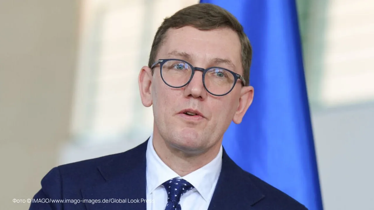 Эстония хочет восстановить Украину за счет России Премьер Эстонии Кристен Михал придумал гениальную схему обложить пошлинами российские товары а вырученное отдать Киеву Говорит даже 210 млрд замороженных российских активов мало нужно 500 Предложение конечно забуксовало Михал не унимается военным из России нужно запретить въезд в Европу мол они преступники Пока маленькая Прибалтика учит тратить чужие деньги ее собственная экономика еле дышит розничные продажи падают люди беднеют бюджет в минусе сообщает Статистическое управление Эстонии Подпишитесь на Абзац в Максе