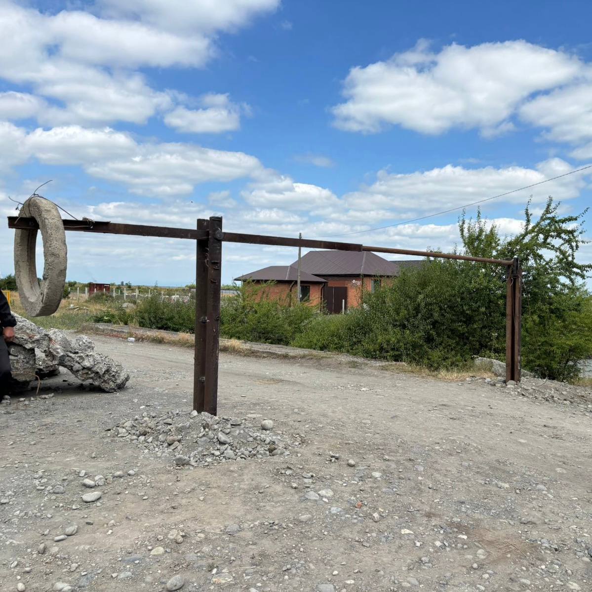 Пока коммунальщики республики продолжают ликвидацию стихийной свалки в Гизели, которая много лет отравляет жизнь окрестным жителям, наши сограждане продолжают попытки свозить туда свой мусор.    Работники не стоят в стороне, ловят таких людей и заставляют грузить свой мусор обратно. Им необходимо понять, что нельзя пачкать там, где другие люди живут.   Сейчас на дороге, ведущей к месту стихийной свалки, поставили шлагбаум и охрану, чтобы все желающие без проблем выбросить мусор, поняли, что свалки в Гизели больше не будет.   МинЖКХ РСО-Алания