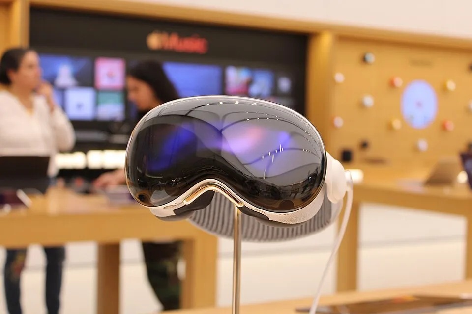 Apple практически отказалась от производства Vision Pro узнало MacRumors Команду перераспределили между другими отделами Apple в том числе командой Siri На разработке гарнитуры настаивал Тим Кук а новый глава Джон Тернус изначально был против из за неудачного опыта Virtual Research Systems где он работал над VR шлемом в 1990 х vc ru apple 2893558