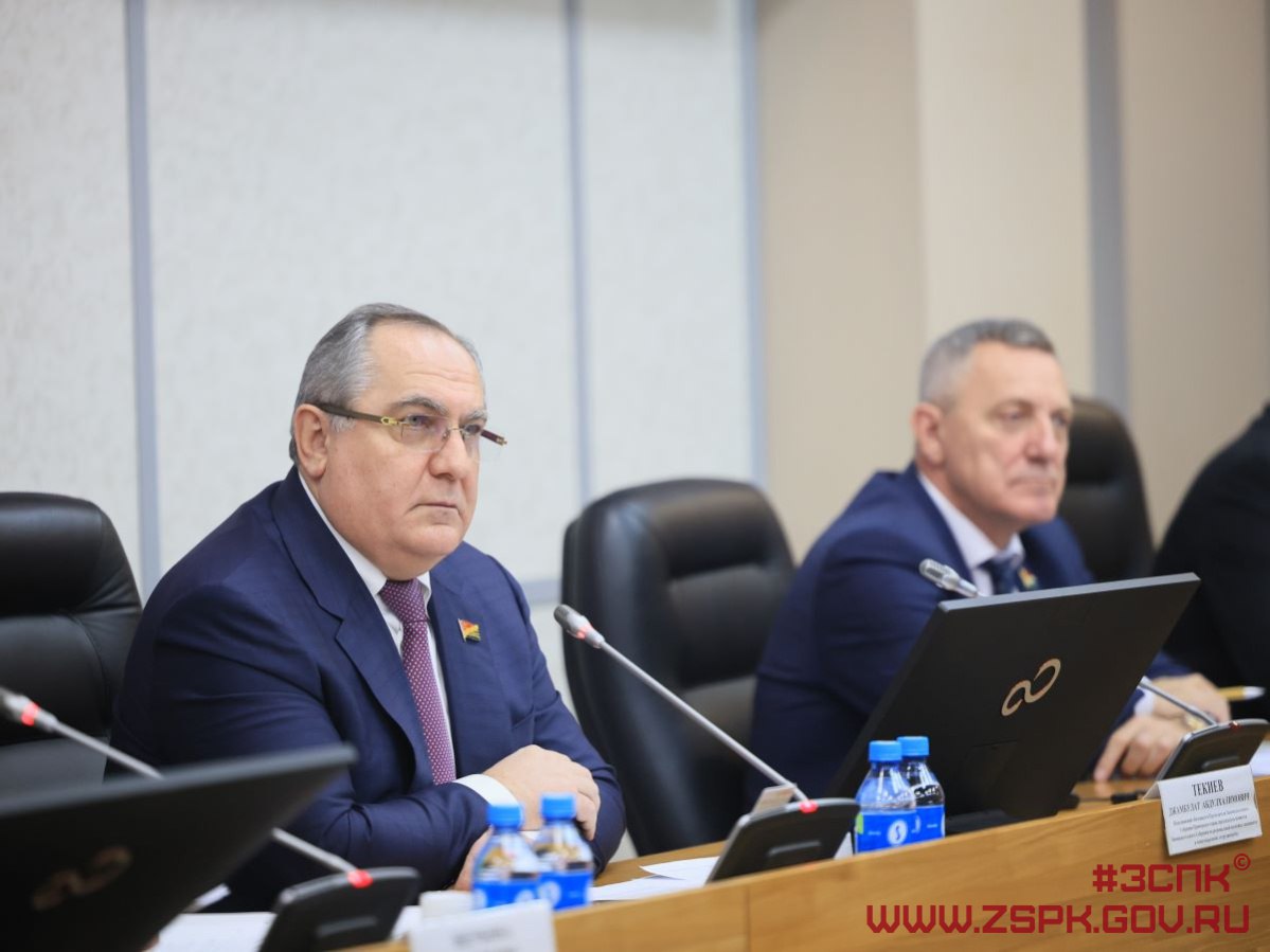 В Приморье ужесточили штрафы за нелегальную торговлю ℹ Депутаты ЗСПК приняли закон который повышает штрафы за незаконную торговлю вне торговых объектов в том числе рыбной продукцией елками и цветами Размеры штрафов для физических лиц За первое нарушение 1 5 4 тыс руб Повторно в течение года 4 5 тыс руб Должностные лица 15 20 тыс руб за первое нарушение 20 30 тыс руб за повторное Юридические лица 60 80 тыс руб за первое нарушение 80 100 тыс руб за повторное Полностью читайте на нашем сайте Подписывайтесь на новости парламента Приморья