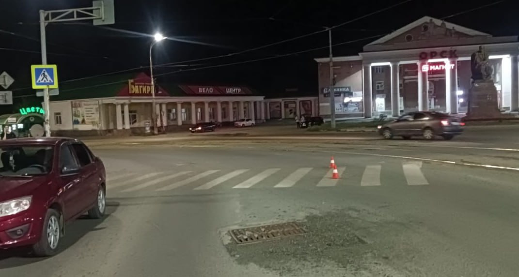 В Орске пьяный подросток на питбайке сбил девочку и скрылся ДТП произошло возле дома 2 по проспекту Ленина вечером 2 сентября 14 летний мальчик на питбайке сбил 15 летнюю девочку на пешеходном переходе Бросив пострадавшую на дороге подросток скрылся Девочку госпитализировали Врачи диагностировали закрытую черепно мозговую травму линейный перелом височной и теменной кости и ушиб головного мозга Сбежавшего нашла полиция Выяснилось что мальчик был в алкогольном опьянении А права на управление транспортом у него нет Возбуждены дела об административных правонарушениях Подписывайся на UTV Оренбуржье