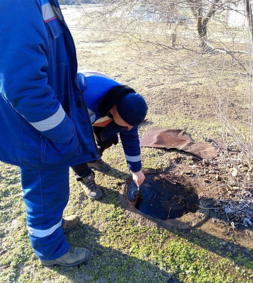 Ремонтно-восстановительные работы в Алешкинском округе  В селе Виноградово, в результате перемерзания  трубы на КНС-1, возникла течь. Сотрудники Алешкинского ТПУ оперативно прибыли на место и устранили аварийную ситуацию. В процессе ремонта полиэтиленовая труба была заменена, а соединения надежно спаяны.  В селе Новая Маячка аварийная бригада устранила порыв центральной магистрали водоснабжения, осуществив замену и сварочные работы на отводе домовой водопроводной сети абонента.  Кроме того, в селе Виноградово было проведено плановое обслуживание артезианских скважин. Специалисты провели осмотр и техническое обслуживание электрооборудования скважин, а также устранили подтекания на сетях водоснабжения.    Если у вас возникла ситуация, требующая вмешательства аварийной службы, обратитесь в центральную аварийно-диспетчерскую службу ГУП ХО «ОБЛВОДОКАНАЛ» по телефону: +7  990  081-68-68  #АлешкинскийТПУ       Одноклассники