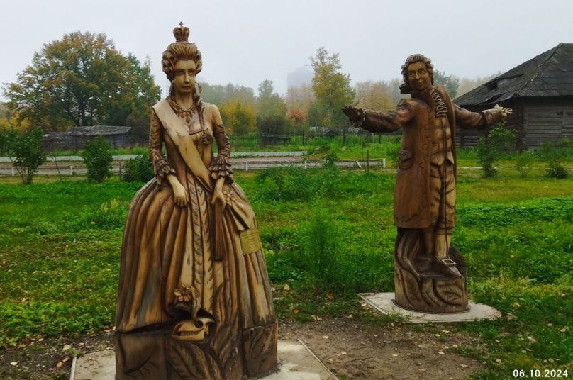 Череповцу тоже нужен памятник Екатерине II За основу можно взять деревянную скульптуру которая стоит около Усадьбы Гальских Ее сделал мастер из Республики Беларусь Денис Аранский в 2022 году Напомним именно благодаря Императрице Череповец стал городом Указ был подписан 4 ноября 1777 года 248 лет назад А в 2029 году страна будет праздновать 300 летие со дня рождения Екатерины II Президент Владимир Путин обратился к регионам подготовить план мероприятий Памятники сейчас делают быстро Грозного для Вологды отлили за полгода