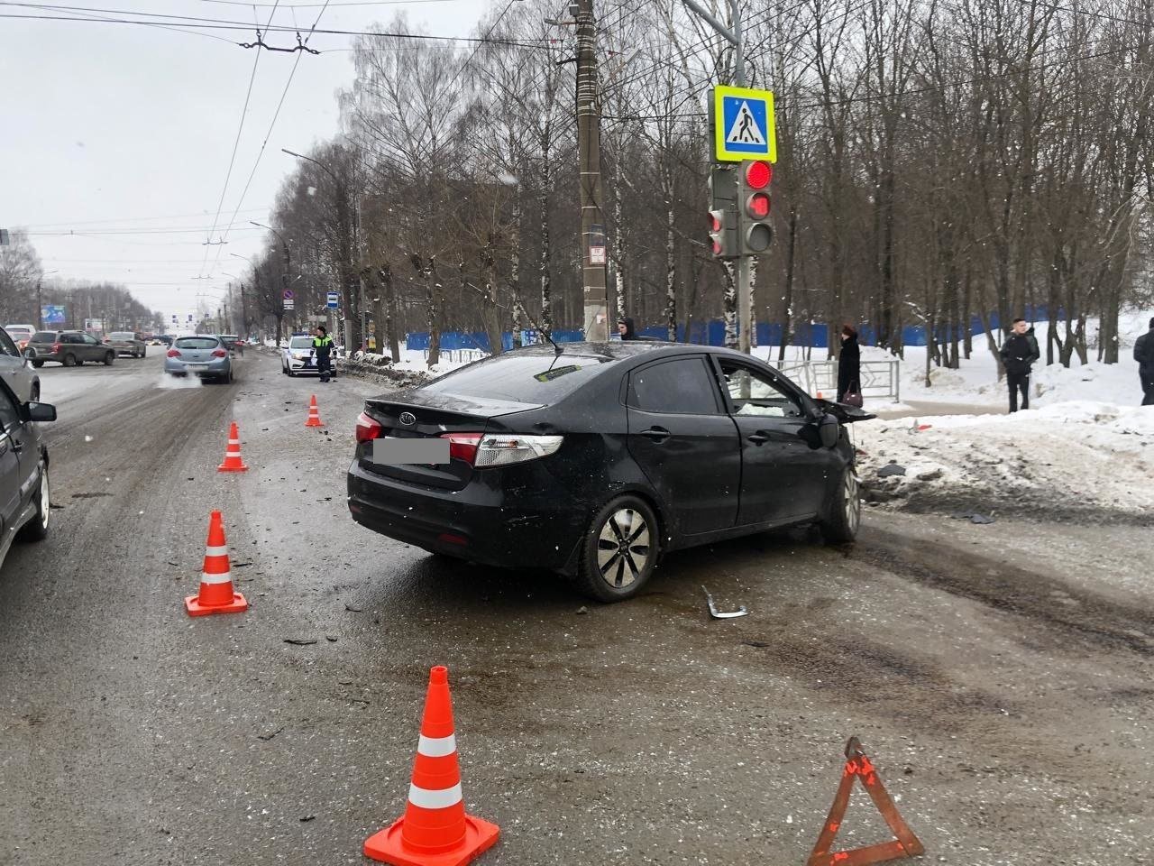 ‼  Шесть человек пострадали в двух ДТП на улице Московской в Кирове.  Сначала на Московской, 135а столкнулись «Киа Рио» и «Шкода». От удара "Шкода" отбросило на 77-летнюю женщину - пешехода.  В итоге в аварии получили травмы оба водителя, пешеход и пассажир "Киа Рио".  Спустя день на Московской, 83, произошла авария с участием «Рено Логан» и «Пежо». Второй автомобиль врезался в опору линии электропередач.  В ДТП были травмированы 34-летняя водитель и 27-летний пассажир «Пежо».