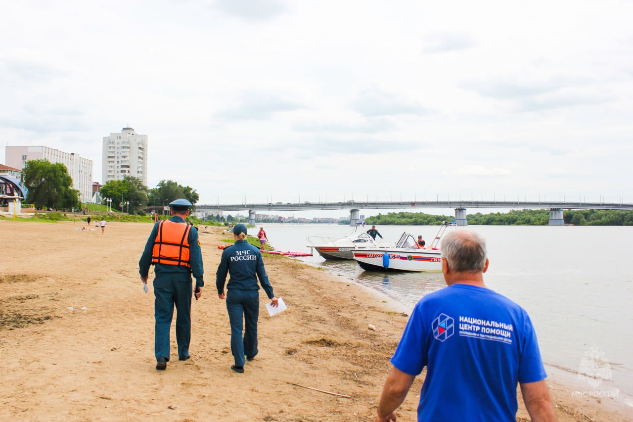 Безопасности на воде особое внимание В Омской области стартовал первый этап межведомственной профилактической акции «Вода – безопасная территория». Он продлится до конца недели. Задействовано 235 профилактических групп по выполнению мероприятий акции, общей численностью 939 человек и 31 единица техники из числа сотрудников МЧС России и полиции, специалистов органов местного самоуправления, общественников и других заинтересованных структур и ведомств. Ежедневно в ходе акции участники групп: будут проверять безопасность пляжей; предупредят отдых граждан на «диких» пляжах; раздадут отдыхающим памятки с правилами безопасного поведения на водоемах; будут выявлять нарушения правил пользования маломерными судами; проверят базы для их стоянки.