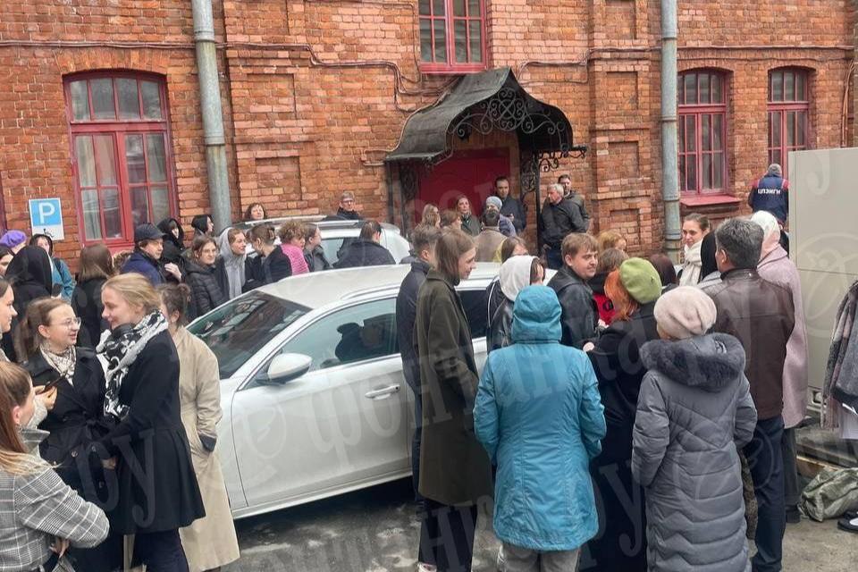 Смольный выселяет студентов Университета традиционных художественных промыслов из общежития