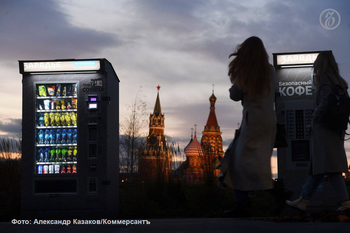 Россияне стали реже ходить в кофейни в 2025 году число покупок в таких заведениях сократилось на 7 3 в то время как в точках самообслуживания с кофейными аппаратами этот показатель вырос на 9 стало известно Ъ Основные причины Снижение покупательной способности населения Переток наиболее экономных потребителей в сегмент быстрого питания Конкуренция со стороны ритейлеров открывающих собственные кофе пойнты Чтобы компенсировать отток посетителей и рост издержек кофейни вынуждены корректировать цены Так оборот кофеен вырос на 10 за счет увеличения среднего чека на 14 4 до 412 руб а не роста объема продаж Ъузнал