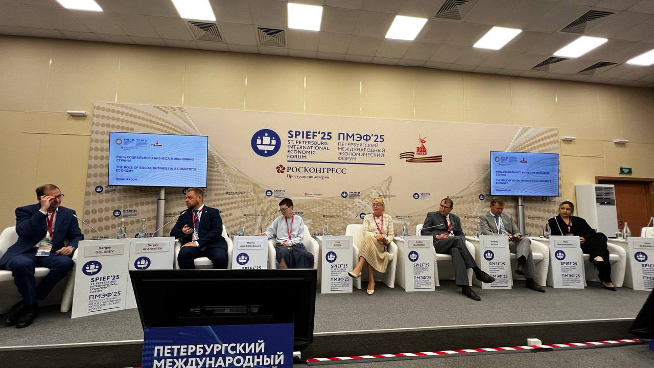 На полях ПМЭФ-2025 Крым представил опыт поддержки социального бизнеса и ветеранов СВО. Замредседателя Совета министров – министр финансов РК Ирина Кивико рассказала, что в республике уже два года реализуется полноформатная обучающая программа "СВОё дело". Она ориентирована на ветеранов специальной военной операции и членов их семей, желающих стать предпринимателями. Обучение прошли 115 участников и около 25% из них стали предпринимателями.