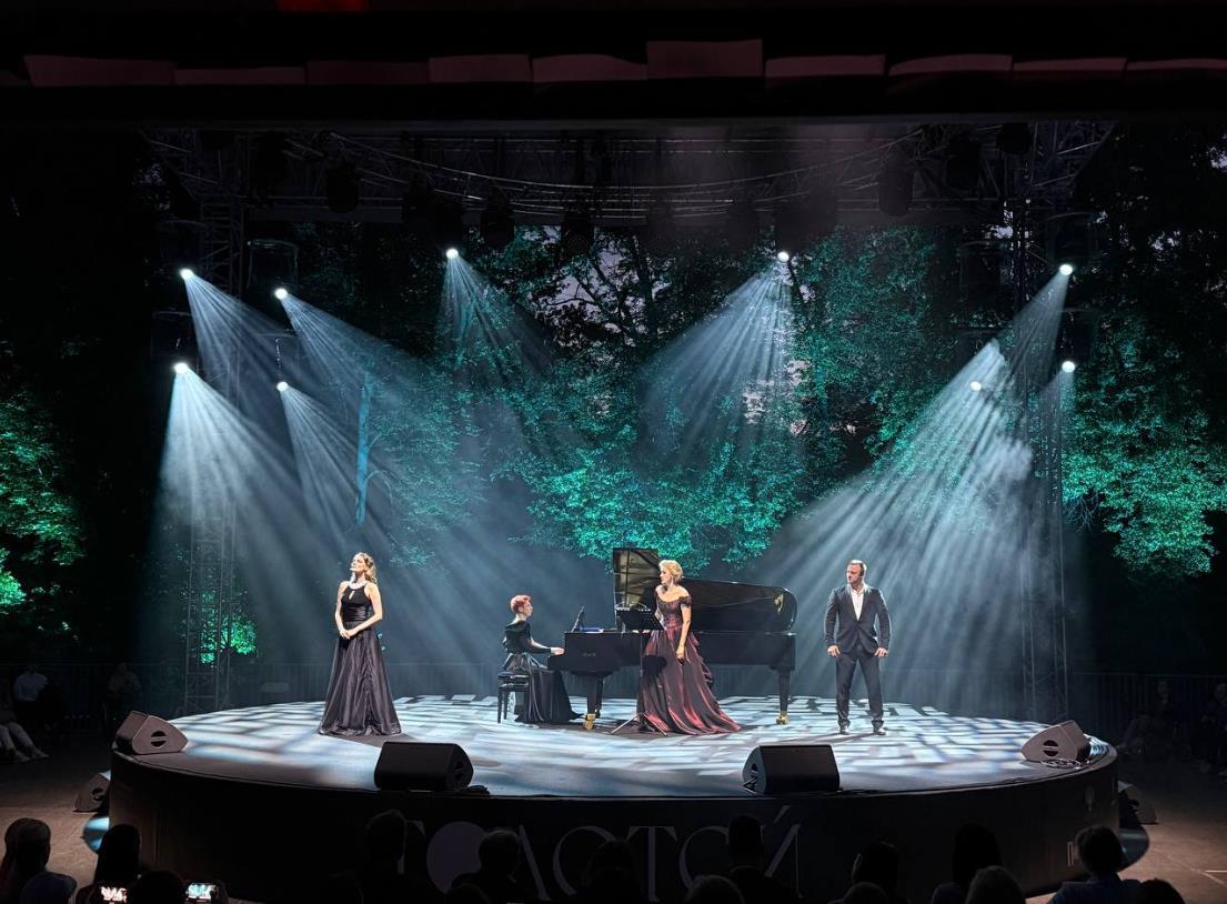 Детский благотворительный фестиваль Снежность пройдёт в Великом Новгороде Детский благотворительный театральный фестиваль Снежность пройдёт в Великом Новгороде с 5 по 7 декабря и в третий раз соберёт юных зрителей на лучшие спектакли и творческие встречи В 2025 году фестиваль посвящён 220 летию со дня рождения Ганса Христиана Андерсена и проходит под лейтмотивом Андерсен С нежностью Юбилей великого сказочника стал поводом поговорить с детьми о важнейших духовных ценностях доброте стремлении к светлому надежде и вере в чудо Каждый год фестиваль посещают тысячи детей из разных регионов России включая воспитанников социальных учреждений многодетные семьи детей из семей в трудной жизненной ситуации и ребят с ограниченными возможностями здоровья За годы существования проекта в нём приняли участие более 250 000 детей и 100 ведущих детских театров и творческих объединений со всей страны Снежность выполняет важную благотворительную миссию даёт возможность детям которые иначе не имели бы доступа к театральному искусству приобщиться к культурным ценностям развивает эмоциональный интеллект и творческий потенциал подрастающего поколения