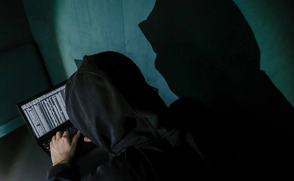 Поздно вечером 18 декабря на сайте Белого дома в разделе Live News неожиданно появилась прямая видеотрансляция с бородатым молодым человеком в наушниках и с микрофоном передает Bloomberg Изображение то исчезало то возникало на короткое время вновь так продолжалось примерно час Трансляцию Bloomberg назвал загадочной По информации журналистов трансляцию вел из своей квартиры YouTube блогер под ником realmattmoney у которого в профиле указано что он помощник частных инвесторов и инженер увлеченный идеей обеспечения мира энергией На YouTube у него в настоящее время 18 тыс подписчиков В ночь на 18 декабря он вел двухчасовую видео трансляцию которую в его канале посмотрели 1 5 тыс зрителей Один из них оставил комментарий под записью трансляции с вопросом как блогеру удалось попасть на страницу Белого дома Фото Андрей Любимов РБК РБК в Telegram и MAX