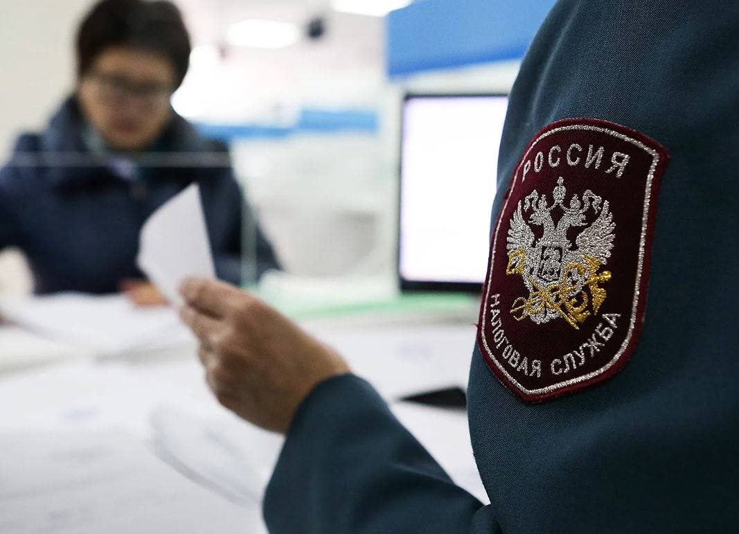Налоговики Дагестана опровергли слухи о списании налоговых долгов В связи с поступающими обращениями жителей региона по вопросу якобы массового списания налоговой задолженности, Управление ФНС России по Республике Дагестан официально разъясняет: Распространяемая информация о списании долгов в честь 80-летия Победы в Великой Отечественной войне не соответствует действительности. Поводом для появления слухов стало временное отсутствие информации о задолженностях на портале госуслуг, вызванное техническим сбоем. В настоящее время работы по восстановлению данных ведутся. Обращаем внимание, что это не связано с отменой или списанием налоговых обязательств. Актуальные данные о наличии или отсутствии задолженности можно получить в «Личном кабинете налогоплательщика для физических лиц» на сайте ФНС России — www.nalog.gov.ru, через мобильное приложение «Налоги ФЛ». Канал - Экономика Дагестана