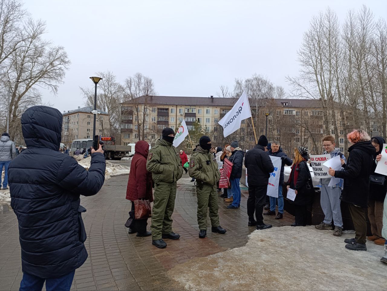 Массовый пикет за свободу слова прошел в Казани  В акции приняли участие 30 человек, передает «НеМосква». Пикет, по словам участников, длился один час.  «Да, большинству из нас хотелось бы высказаться более чётко, ясно и актуально. Но мы понимаем, что в нынешних реалиях это просто невозможно. Дают так — будем проводить так. Мы есть, нас много, мы в России и мы живы», — сказала журналистам одна из участниц.  На акции присутствовали полицейские, люди в камуфляже и сотрудники Центра по противодействию экстремизму. Последние переписывали данные участников пикета. Мероприятие прошло без задержаний.  Фото: «НеМосква», «7х7»