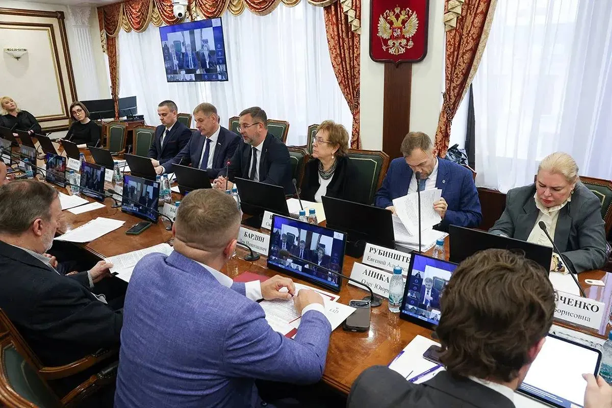 В Совете Федерации обсудили вопросы ответственности за воспрепятствование адвокатской деятельности Участники круглого стола отметили что несмотря на формальные гарантии адвокаты на практике сталкиваются с системными нарушениями а цифровизация создает новые риски для адвокатской тайны Президент ФПА РФ Светлана Володина в своем выступлении обратила внимание на тревожную тенденцию в современной адвокатуре страх адвокатов перед активной защитой из за риска уголовного преследования Вице президент ФПА РФ Евгений Рубинштейн в своем выступлении рассказал об опыте законодательного конструирования норм УК РФ в части защиты адвокатов от незаконного воспрепятствования их деятельности Спикер обратил внимание  Глава 19 УК РФ предусматривает защиту различных конституционных прав начиная от равенства прав граждан заканчивая участием в митингах собраниях в религиозных организациях и т д Любое конституционное право защищено нормой уголовного закона Статья 48 Конституции РФ предусматривает право на получение квалифицированной юридической помощи и в законе нет никакой санкции за нарушение этого конституционного права Поэтому мы посчитали необходимым предложить законодателям внести в Уголовный кодекс ст 149 1 Нарушение права на получение квалифицированной юридической помощи   Подробнее на сайте ФПА Подписывайтесь в MAX
