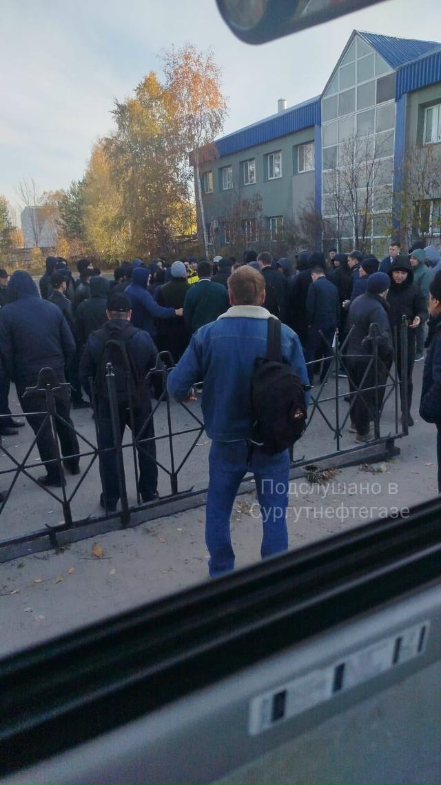 В ХМАО рабочие Сургутнефтегаза перекрыли въезд на предприятие из за низких зарплат и нехватки запчастей В Сургуте сотрудники управления технологического транспорта УТТ 2 ПАО Сургутнефтегаз устроили на днях стихийный митинг они перегородили въезд на территорию большегрузом и собрались у административного здания предприятия По оценкам очевидцев на митинг вышли не менее полусотни человек сообщило местное СМИ Муксун fm Рабочие заявили что на предприятии им занижают зарплаты и не обеспечивают необходимыми запчастями для ремонта техники Из за этого транспорт простаивает а чтобы не терять время сотрудники вынуждены покупать детали за свой счет Платформа X ru Платформa Х eng BlueSky WhatsApp