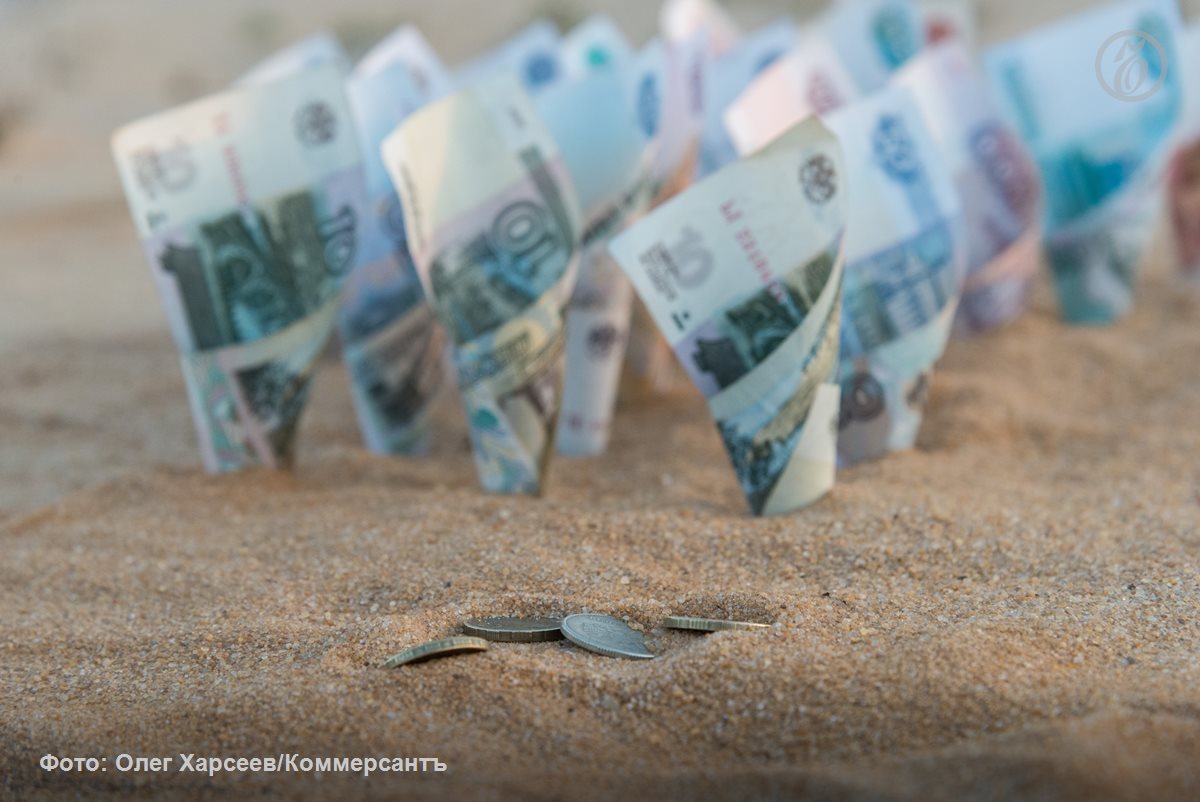 Во всех регионах Черноземья в 2025 году выросли расходы облбюджетов Согласно оперативному докладу Счетной палаты РФ за девять месяцев 2025 года расходы облбюджета выросли во всех регионах Черноземья Наиболее заметная динамика в стране и макрорегионе зафиксирована в Курской области почти в два раза При этом Липецкая область оказалась в десятке российских регионов по снижению общего объема доходов Другие регионы Черноземья не показали столь заметной динамики Эксперты отмечают что столь заметный рост расходов в Курской области связан с восстановлением региона после атак ВСУ и выплатами пострадавшим жителям Сокращение доходов в Липецкой области они объясняют просадкой финансовых показателей металлургического сектора Управляющий партнер аналитического агентства ВМТ Консалт Екатерина Косарева объясняет что рост расходов бюджета Курской области в том числе на социальную сферу связан с индексацией зарплат бюджетников выплатами участникам СВО и их семьям а также исполнением майских указов президента РФ Значительная часть средств была направлена на ежемесячные выплаты жителям приграничных районов Курская область одна из наиболее пострадавших от военного конфликта Часть денег уходит на немедленное восстановление инфраструктуры Эксперт добавила что значимой статьей доходов бюджета Курской области стал налог на прибыль В этом секторе наблюдается стабильность за счет основных предприятий региона Михайловского ГОКа и Курской АЭС В отличие от той же Липецкой области где ситуация с налогом на прибыль выглядит менее оптимистично из за просадки финансовых показателей того же НЛМК сказала эксперт Доцент кафедры экономики Мелитопольского госуниверситета Мупегну Нзусси Кевин Грасс также отмечает связь сокращения доходов в Липецкой области с зависимостью облбюджета от налогов на прибыль металлургического сектора В условиях изменения конъюнктуры мировых рынков логистических ограничений и потенциального снижения экспортной выручки у ключевых налогоплательщиков могла произойти существенная корректировка финансовых результатов сказал эксперт Директор по стратегии инвестиционной компании Финам Ярослав Кабаков прогнозирует что рост доходов в 2026 году в регионах Черноземья будет умеренным Во многом динамика будет зависеть от состояния корпоративных прибылей и объема федеральной поддержки тогда как давление со стороны расходов сохранится из за социальных обязательств Это повышает риски дефицитного исполнения бюджетов и усиления зависимости регионов от межбюджетных трансфертов особенно в субъектах с ослабленной налоговой базой Подробнее читайте в материале Ъ Черноземье   Подписывайтесь на Ъ Черноземье