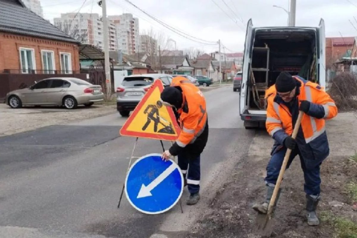 В выходные ограничат движение автомобилей на двух участках дорог в Краснодаре.  Специалисты «Краснодар Водоканала» ликвидируют порывы на сетях водоснабжения на двух участках улиц в Западном округе. Для удобства горожан работы будут проведены без отключения водоснабжения.  Частично ограничат движение транспорта по ул. Скорняжной в районе домов № № 19 — 21 при движении от ул. Герцена в сторону ул. Труда в ночь с 23:00 8 февраля до 06:00 9 февраля.  На ул. Северной при движении в сторону ул. Брюсова, на участке от ул. Воровского до ул. Брюсова проезд автомобилей ограничат с 23:00 9 февраля до 06:00 10 февраля. Движение будет возможно по одной полосе.