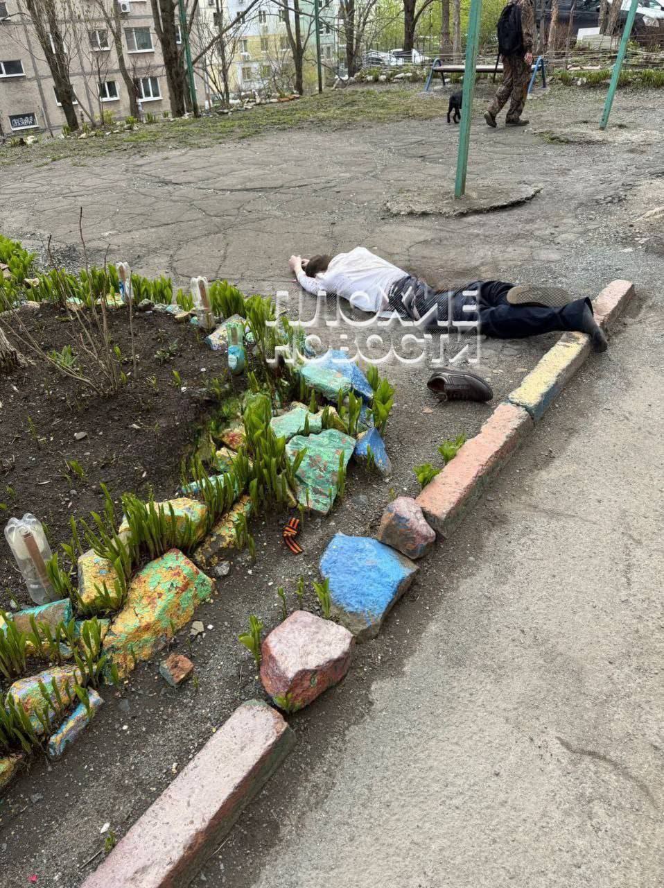 Во Владивостоке школьник спрыгнул с крыши после ссоры с друзьями: перед этим он прислал им предсмертное фото на высоте 16-летний Максим обиделся на одноклассников, которые постоянно его троллили и прикалывались над ним. Он хотел заставить их пожалеть о своем поведении. Перед тем, как совершить непоправимое, парень опубликовал снимок с крыши в своих соцсетях. Друзья подумали, что Максим шутит, однако потом пришли в шок. Прибывшие на место медики реанимировали парня около 20 минут, но безуспешно. От полученных травм он скончался. Источник - Плохие Новости