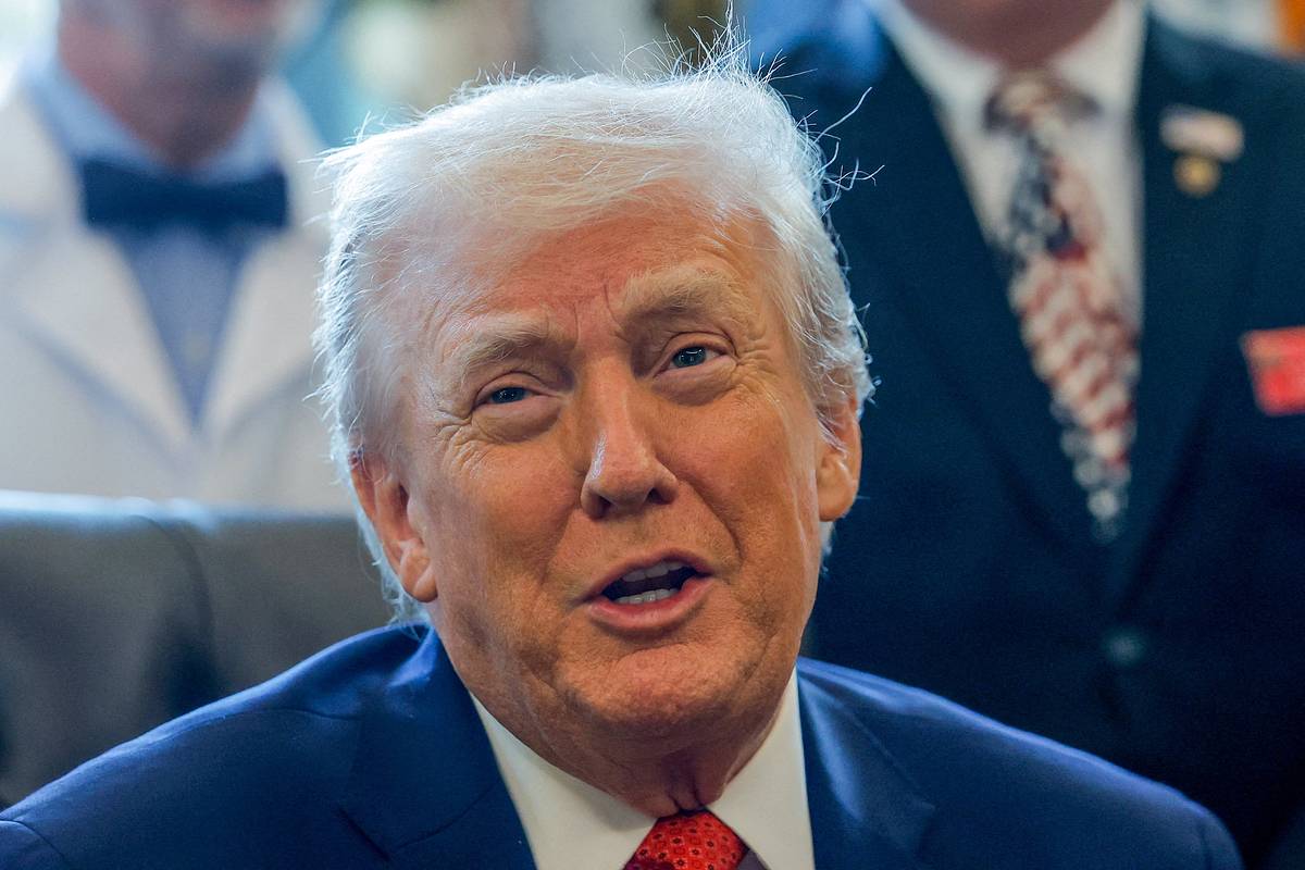 Кремль позже сообщит будет ли российский президент России Владимир Путин поздравлять своего американского коллегу Дональда Трампа с Рождеством Об этом рассказал пресс секретарь российского лидера Дмитрий Песков передает ТАСС Мы сообщим сказал он отвечая на соответствующий вопрос До этого Песков заявил что в графике президента России до конца года пока нет телефонного разговора с главой Белого дома При этом он подчеркнул что такой диалог можно будет быстро организовать при необходимости Ранее Владимир Путин оценил стремление Дональда Трампа завершить конфликт на Украине Он отметил что президент США искренне желает прекратить боевые действия и прилагает для этого серьезные усилия