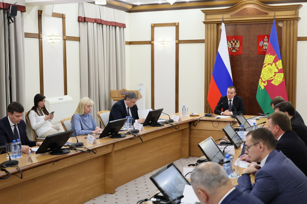 Вениамин Кондратьев В Краснодарском крае к отопительному сезону достроили 10 котельных Губернатор провел совещание посвященное контролю за выполнением своих поручений Сегодня на Часе контроля обсудим ход исполнения поручений которые сделаны по обращениям жителей края В Краснодарском крае стартовал отопительный сезон и повести его необходимо качественно и без сбоев чтобы все жители в холодный период были обеспечены теплом светом и горячей водой Мы договорились что к началу сезона построим 14 объектов теплоснабжения в 13 муниципалитетах на эти цели направили 277 миллионов рублей Знаю что завершены 10 объектов хочу услышать сроки завершения по остальным сказал Вениамин Кондратьев