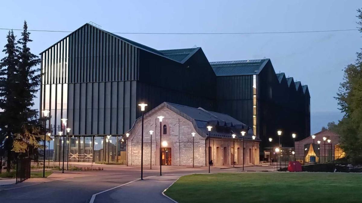 Как стало известно Новому компаньону официальное открытие Пермской художественной галереи в новом здании состоится 31 марта Уже на следующий день 1 апреля можно будет посетить экспозицию пермской деревянной скульптуры галерею стекла и фарфора а также три временные выставки Дом 0 Пермяк и Парма 6 о творчестве Петра Субботина Пермяка и Искусство по полочкам 0